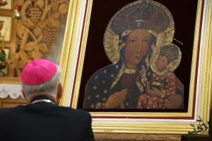 arcybiskup marek jędraszewski przed obrazem matki bożej